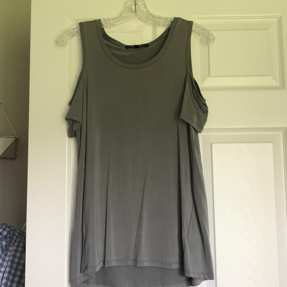 Saks Fifth Avenue short sleeve cold shoulder top - Picture 1 of 4